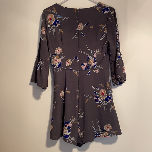 NWT Gray Floral Shorts Fall Romper - Picture 4 of 4